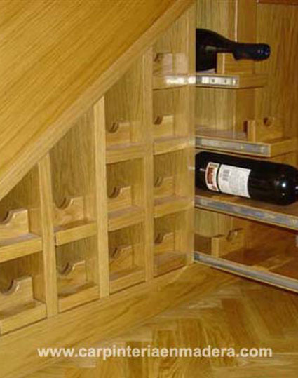 Bodega de madera bajo escalera