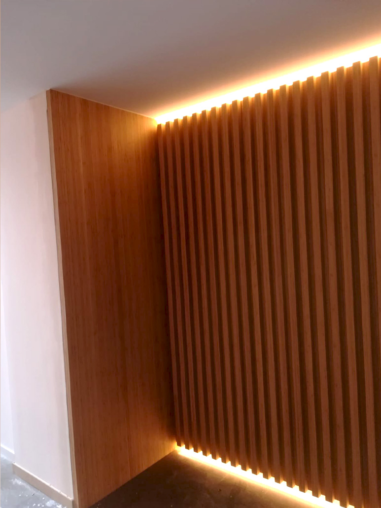 Listones de madera para separar espacios con iluminación